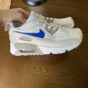 Nike Kids Sneakers in White and Blue